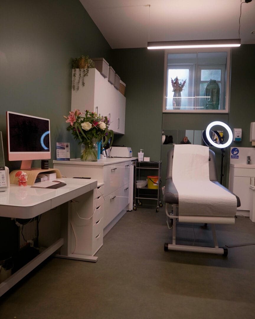 Dawn Richardson performing a HydraFacial at Dawn Clinic